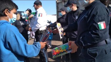 Photo of Policías entregan juguetes a niños pepenadores