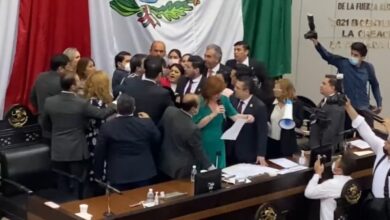Photo of Entre golpes e insultos termina sesión del Congreso