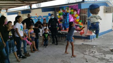 Photo of Policías hacen felices a chiquitines en su día