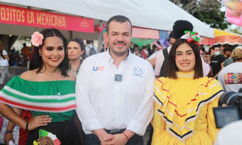 El rector de la UAT, encabeza la fiesta mexicana universitaria en el Campus Tampico con motivo del 212 aniversario del Grito de Independencia