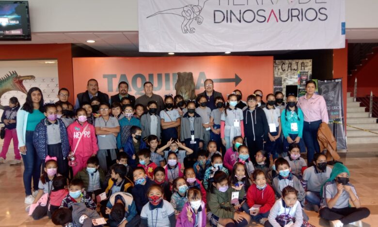 El premio a los ganadores del concurso de altares y calaveritas fue llevarlos a visitar la "Tierra de Dinosaurios"