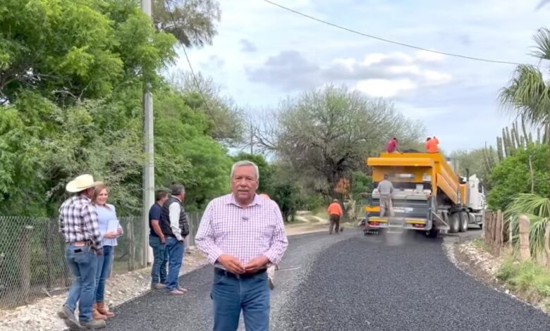 Con recursos propios del ayuntamiento, el alcalde de Güémez, Lorenzo Morales pavimenta camino en el Ejido Flores Magón