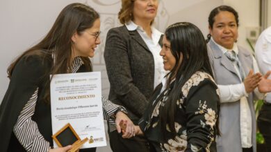 Photo of Entregan medallas a docentes destacados