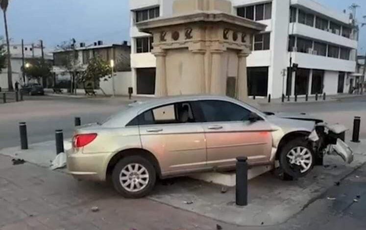 Dos generadoras de contenido para redes en Victoria trasmitieron en vivo el aparatoso choque de un automóvil con el monumento del 17 Carrera