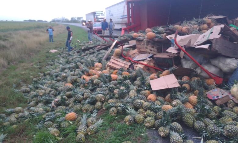 En el libramiento de Francisco Villa de San Fernando se vuelca camión con fruta, se reporta una persona lesionada