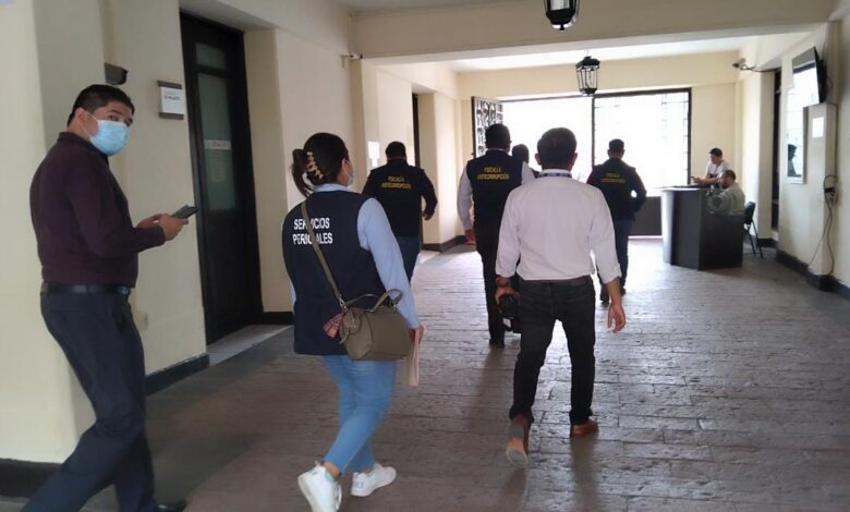 Fiscalía Anticorrupción realiza diligencia en Palacio de Gobierno, siete elementos arribaron con equipo para recabar evidencia