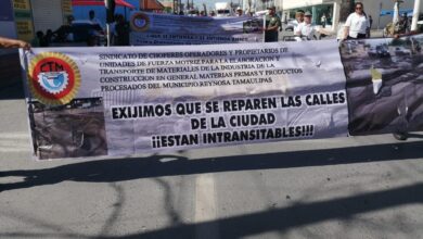Photo of Obreros “tunden” al alcalde de Reynosa en desfile