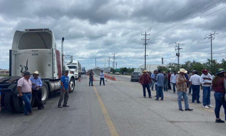 Productores del norte de Tamaulipas bloquean la carretera federal 101 a la altura de San Fernando, paran el tráfico pesado hacía la frontera