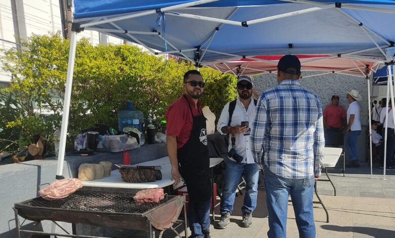Plantón de profes en Tamaulipas cumplió siete días y armaron la carnita asada con todo y fara fara en plena Plaza del 15