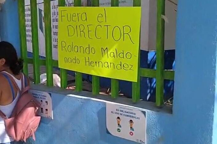 En Villa de Casas por falta de maestros padres de familia cierran escuela Secundaria, piden la intervención de autoridades