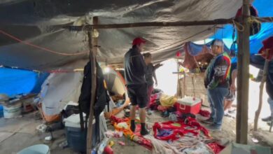 Muere hondureño esperando asilo de EU en campamento migrante, fue encontrado al interior de su casa de campaña