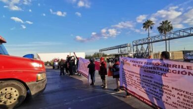Bloquean puente internacional en Nuevo Laredo, se trata de los exferrocarrileros que piden al Presidente hacer cumplir su palabra