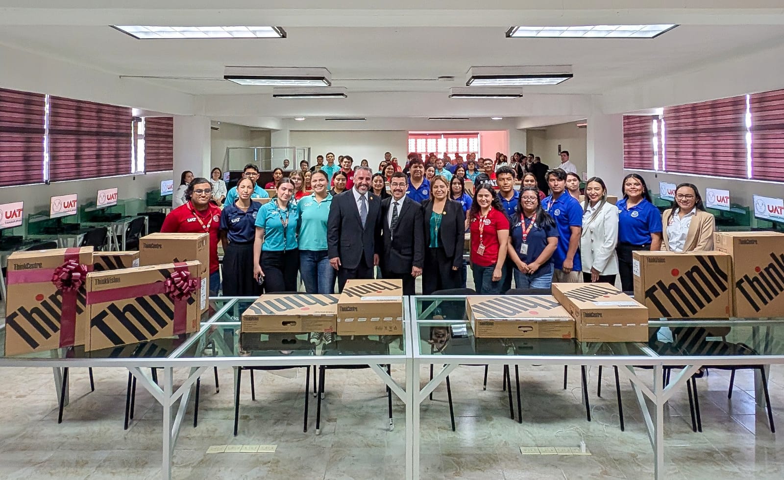 Rector de la UAT entrega equipos de cómputo en Reynosa y Valle Hermoso ...